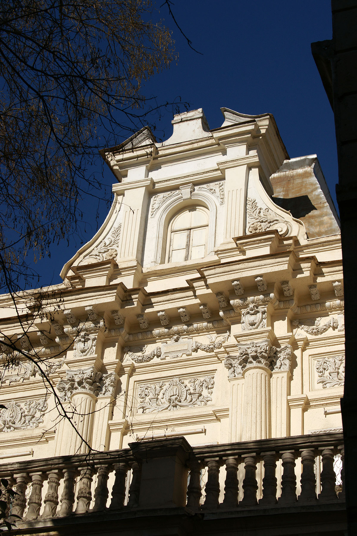 Residential building on Khagani street