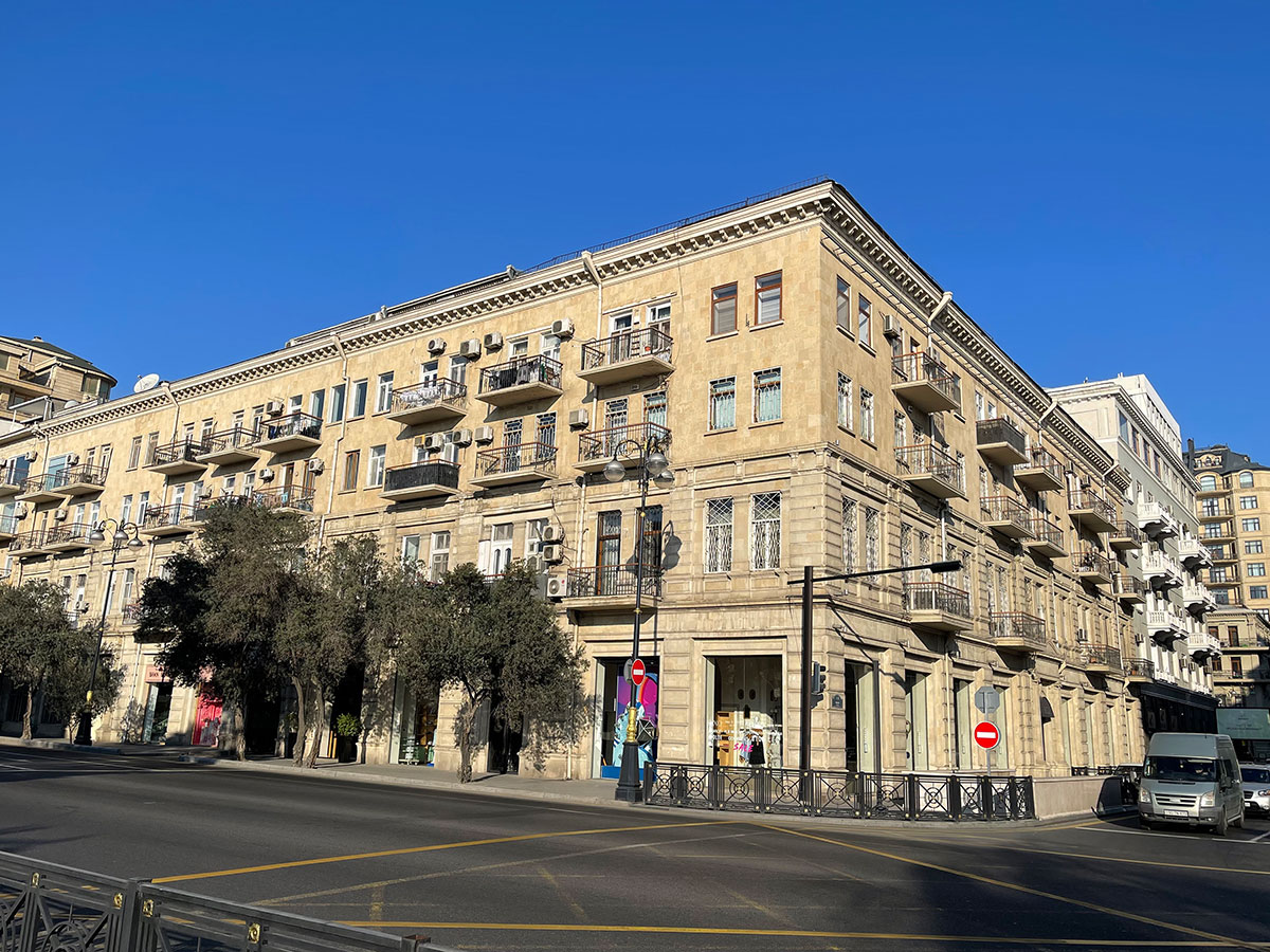 Residential building on Neftchilar Avenue