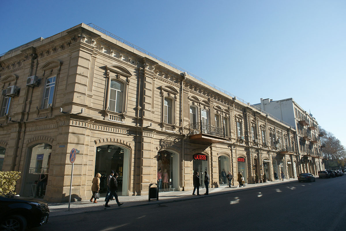 Wohngebäude in der nach Aziz Aliyev benannten Straße